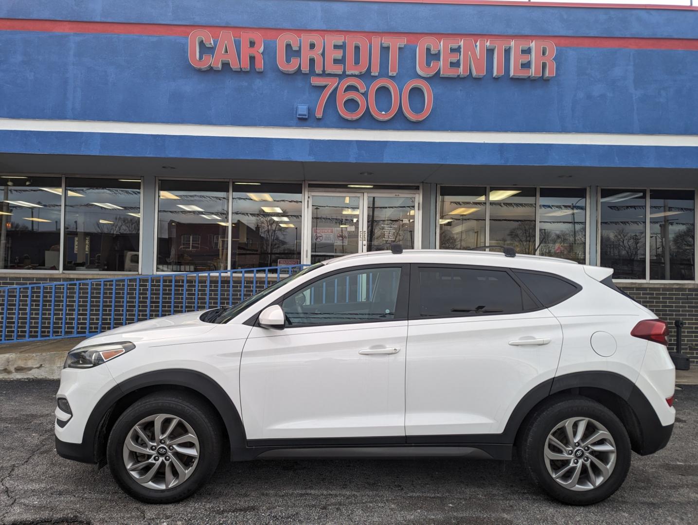 2016 WHITE Hyundai Tucson SE w/Preferred Package AWD (KM8J3CA47GU) with an 2.0L L4 DOHC 16V engine, 6A transmission, located at 7600 S Western Ave., Chicago, IL, 60620, (773) 918-3980, 0.000000, 0.000000 - Photo#0